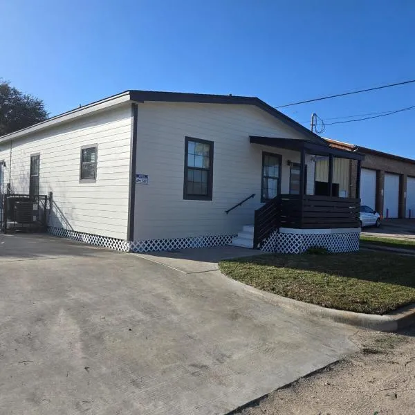 Modern B&W Coastal Retreat 2BR 2BA and Laundry, hotel v destinácii Galveston