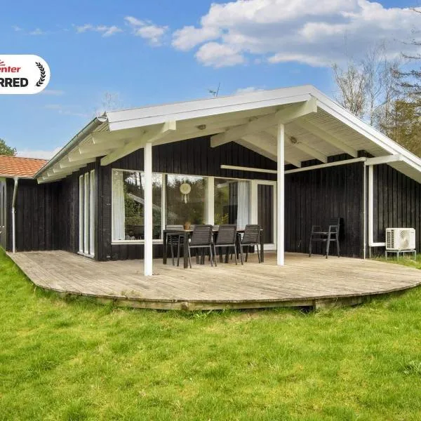 8 person holiday home in Ebeltoft, hotel en Ebeltoft