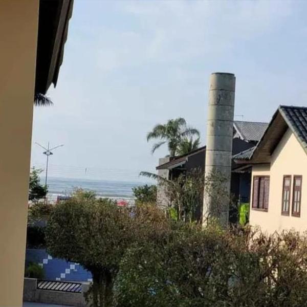 Casa em Condomínio à 3 min a pé da Praia 2 suítes com AR Condicionado