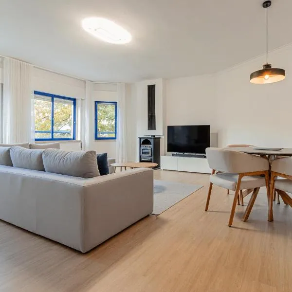 Marisol, Spacious T2 with AC near golf, Aroeira, Caparica, hotel in Charneca