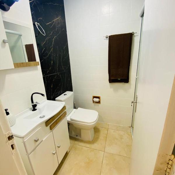 Apto no centrinho com split perto do mar acochegante e muito confortavel perto de tudo - Foto 3