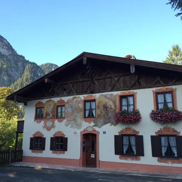 Ferienwohnungen im Lüftlmalereck, Mussldomahaus, hotel in Oberammergau