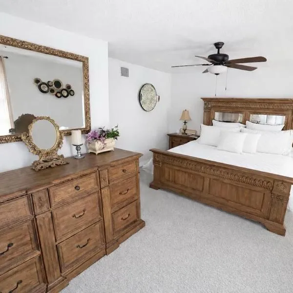 Spacious 4 bedroom 3 bath Clearwater Vacation House Cowboy Pool Fire Pit Games Close to Clearwater Beach Biking Trail Farmers Markets Harbor Health Spa Baycare Ballpark and Ruth Eckerd Hall Golf Courses, hotel a Clearwater