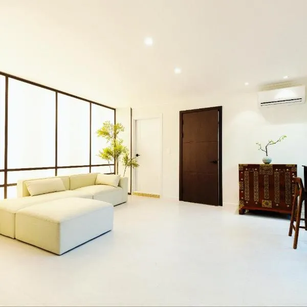 서촌 한옥 독채 #SeochonHanok #PrivateHouse #8인 #3BR2BA #경복궁역5분 #Gyeongbokgung #북촌 #광화문 #인왕산, hotel a Seül