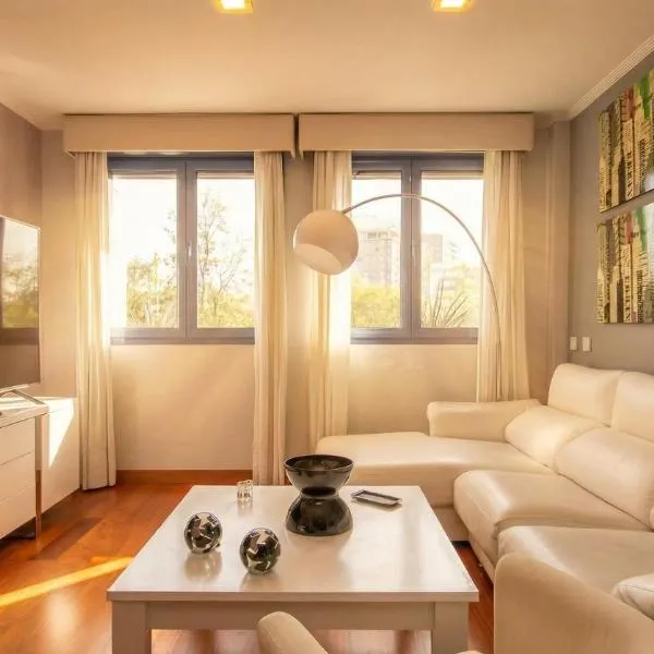 Luxury apt in Plaza de España - FREE parking, מלון בסביליה