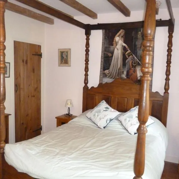 Old French Country Cottage for 2 nature lovers paradise, hotel in Châteaumeillant