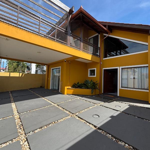 Casa completa para até 8 pessoas - Praia do Campeche
