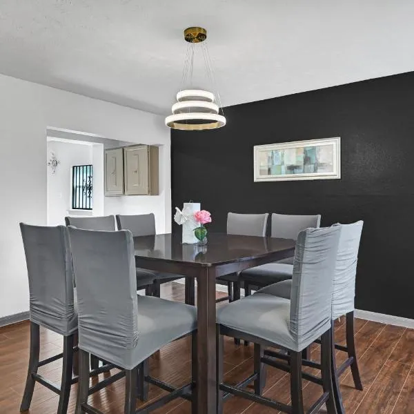 6 Bedroom house 15 minutes from iah airport., hotel di Houston