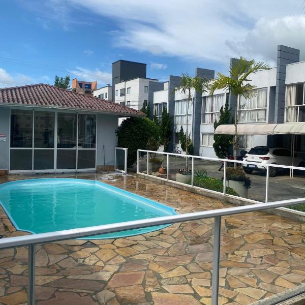 Sobrado com 2 suítes e piscina - Village Malli
