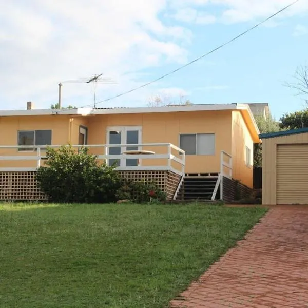 Brandis Beach House, Hotel in Guilderton