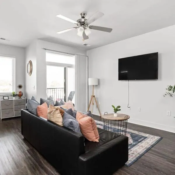Cozysuites Spacious 2BR next to Whole Foods, hotel in Indianapolis