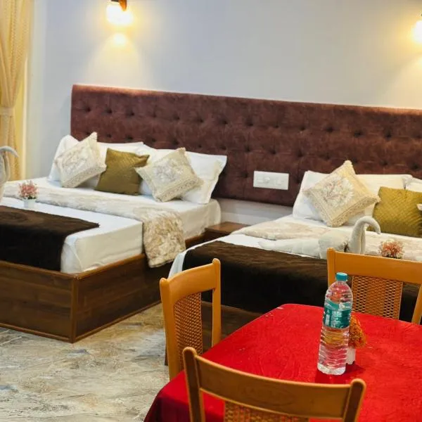 The Royal Palace & KGN Rooms & Restaurants, hotel en Belagula