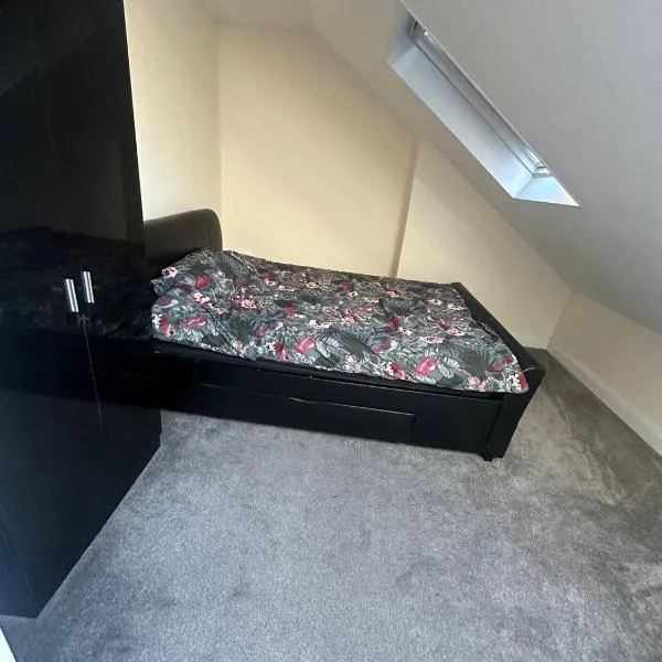 London ,Budget Double room, Not 3 star hotel ,it is just a budget friendly-No towel provided -Quite and Close to amnesties-walking distance to Hanger lane and park royal stations and busses just short distance -Elizabeth line, hotel a Londra