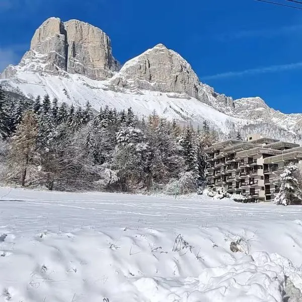 Col de L'Arzelier, hotel u gradu 'Château-Bernard'