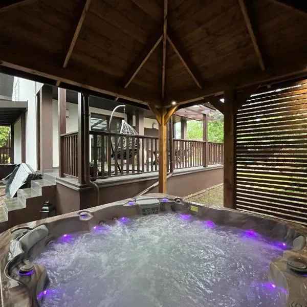 Modern Village, hotel sa Nowinka