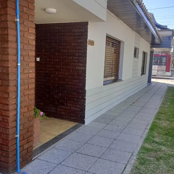 Casa con garaje por día, hotel in Mar del Plata