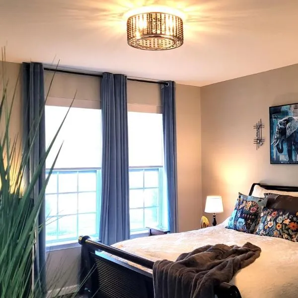 Azure Elephant Haven 2 King Suites Bayberry South, hotel a Middletown