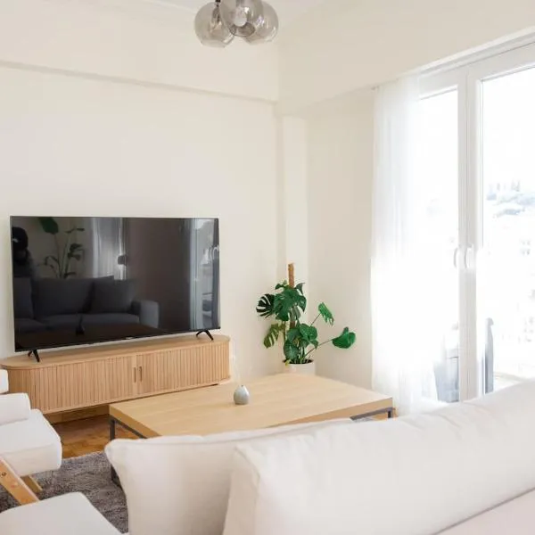 Cozy Home in City Center โรงแรมในพาทรา