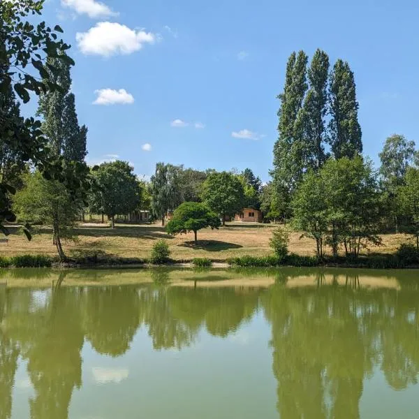 Camping Les Rochelles, hotel i Prunay-Cassereau