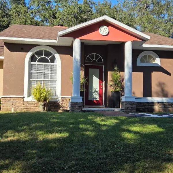 Serene Mountain Retreat With Pool, hotel i Clermont