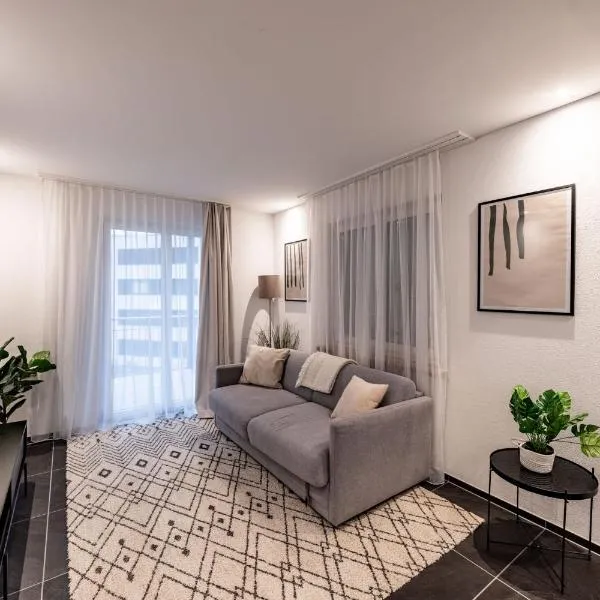 The R Apartment Mittelfelsen - Quiet, Free Parking: Neuhausen am Rheinfall şehrinde bir otel