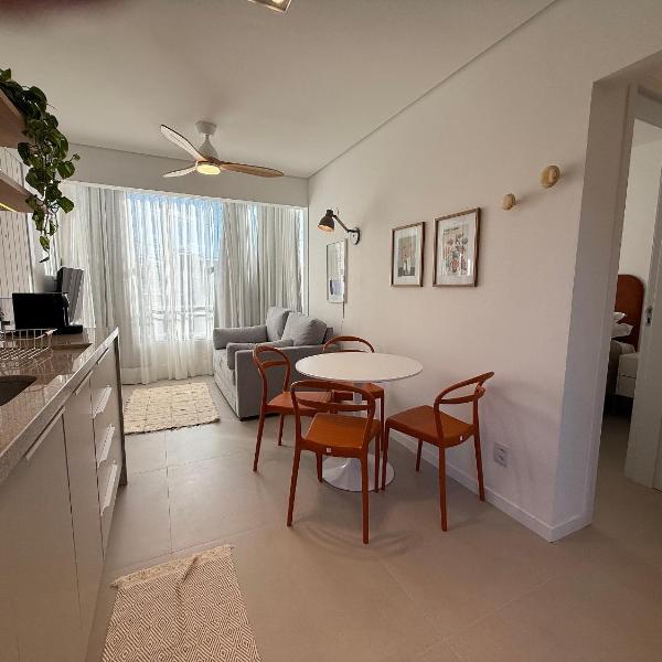 Lindo apartamento em Jurerê a 200 metros da praia