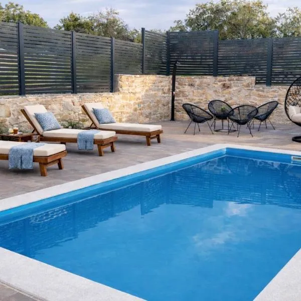 House Gruja with Pool，普利莫頓的飯店