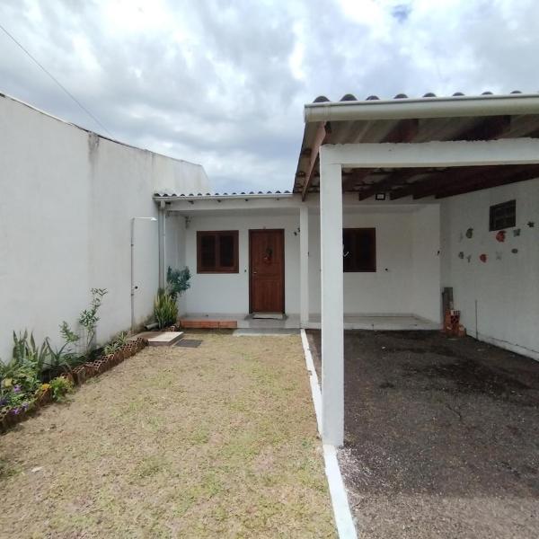 Casa a 600 metros do mar, simples e completa