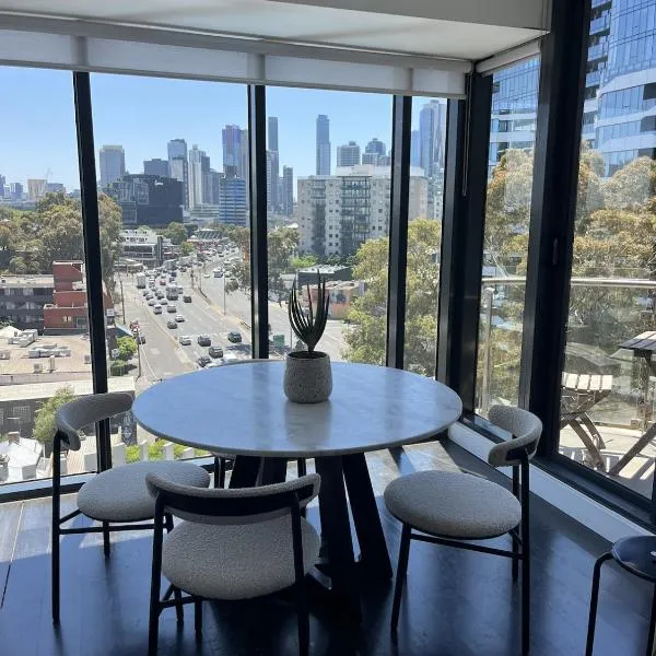 Light-Filled Apartment with City Views & Free Parking, מלון במלבורן