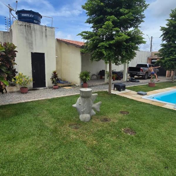 Casa de praia com campo de futebol e piscina