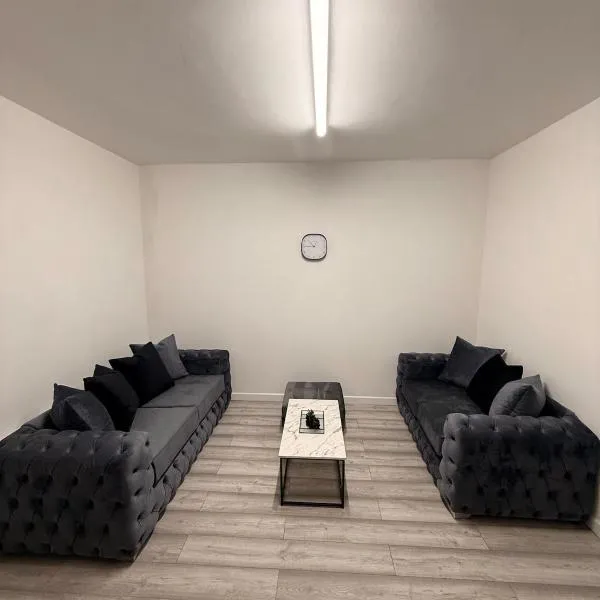 Stylish Dream Home with 4 En-Suite Bedrooms, hotelli Liverpoolissa