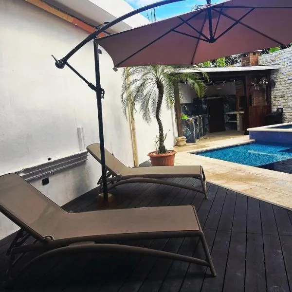 Mini Casa azul con generador electrico , con opcion de Piscina y jacuzzi, hotel v destinácii Puerto Barrios