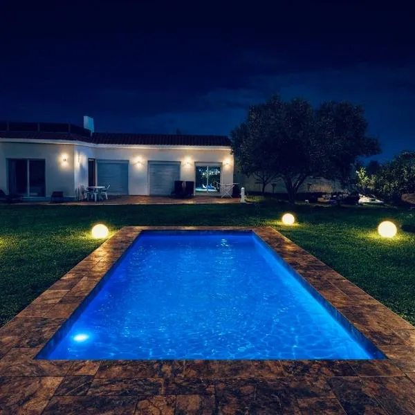 Luxury Villa with Pool & Garden5km from Cabo, hotel v destinaci Tetuán