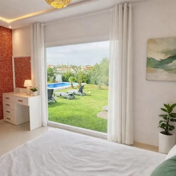 Luxury Villa with Pool & Garden5km from Cabo, hotel en Tetuán