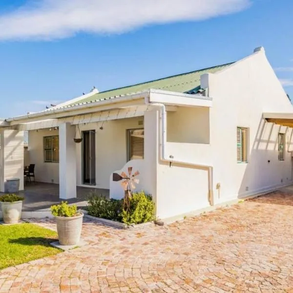 Peaceful coastal holiday home, hotel sa Hermanus