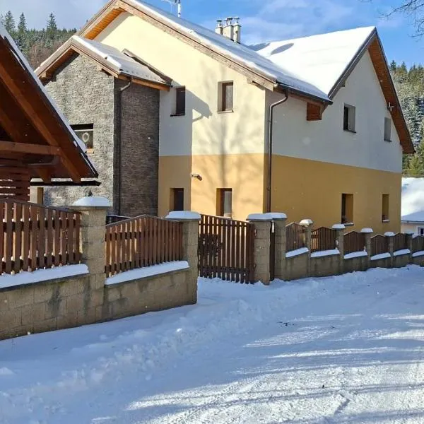 Vila Pohoda Javorníky s rozľahlým pozemkom, hotel in Makov