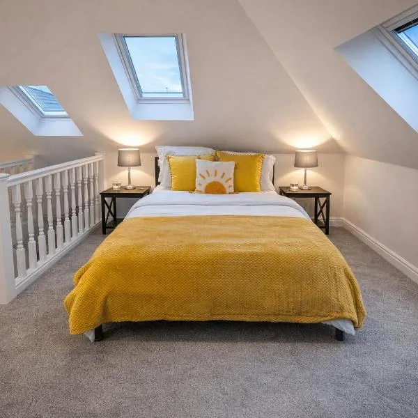 Beautiful cosy attic studio flat king size bed in central Beeston in Nottingham, מלון בביסטון
