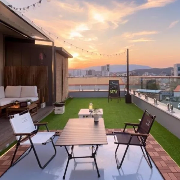 Private Rooftop, Near Hwangnidan gil, English Host, hotel in Gyeongju