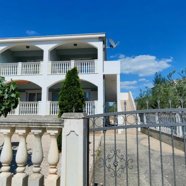 Apartments Villa Granda Tolic, hotel in Biograd na Moru