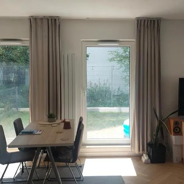 Spacious studio with garden, hotell i Warszawa