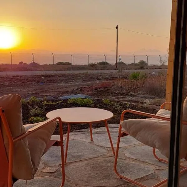 שיר ערש, Hotel in Giv'at Yo'av