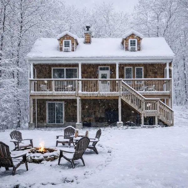 Catskill Cabin with Firepit & Indoor Jacuzzi Tub, hotel in Catskill