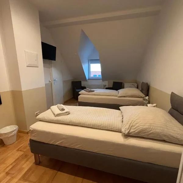 Doppelzimmer-Bad-Kühlschrank TV-18, hotel in Meine