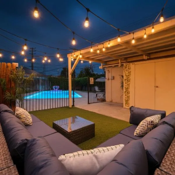 Chic Boho Retreat - Pool, Spa, Patio, Mini Golf & Arcade, Mins from Universal Studios!: Los Angeles'ta bir otel