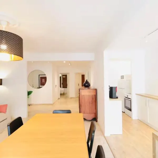 Appartement T3 lumineux - 6 pers - Hypercentre - Climatisé - Gare SNCF à 200 m - Parking privé - Mer à 100 m, hotel in Antibes