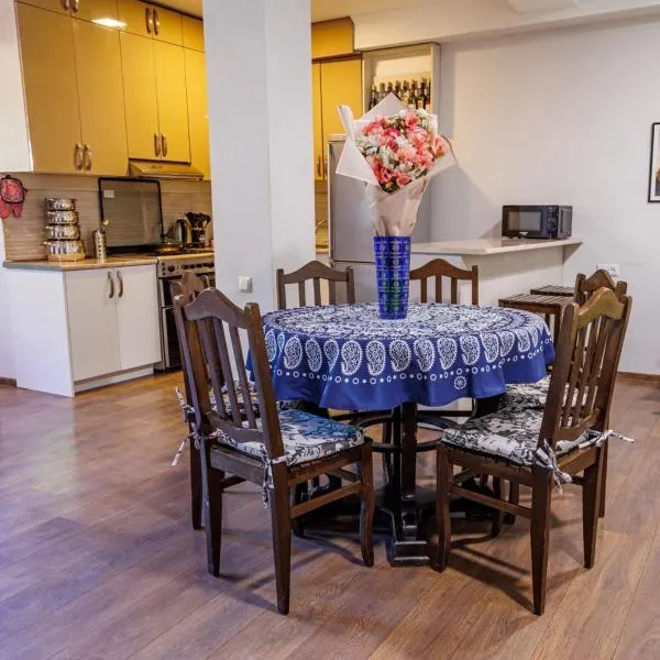 Only Flowers Girls Hostel, hotel em Tbilisi