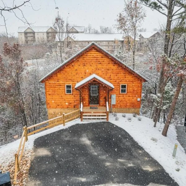 Mountains r Calling, Cozy Hideaway, King Beds, Hot-Tub, Arcade, EV Ready, מלון בפיג'ן פורג'