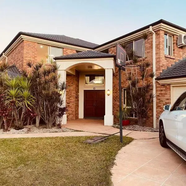 Carindale family home, private pool, leisure accommodation, hótel í Brisbane