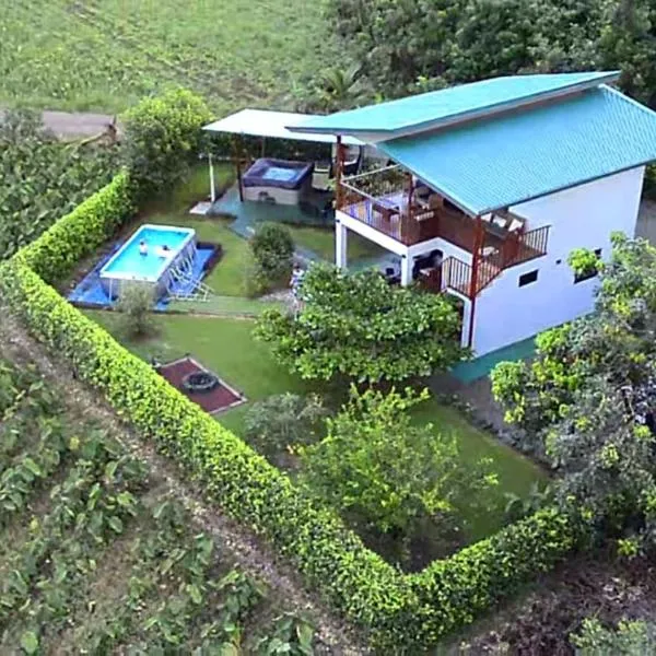 Arenal Nephelium Country Home, Refugio rural con piscina, jacuzzi y balcón con hermosas vistas al Volcán Arenal, en una finca privada, Hotel in Fortuna