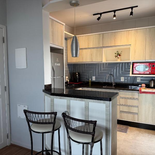 Lindo apartamento completo e com garagem coberta